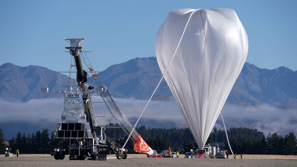 Can a huge balloon dropping chalk from the sky help slow climate change?