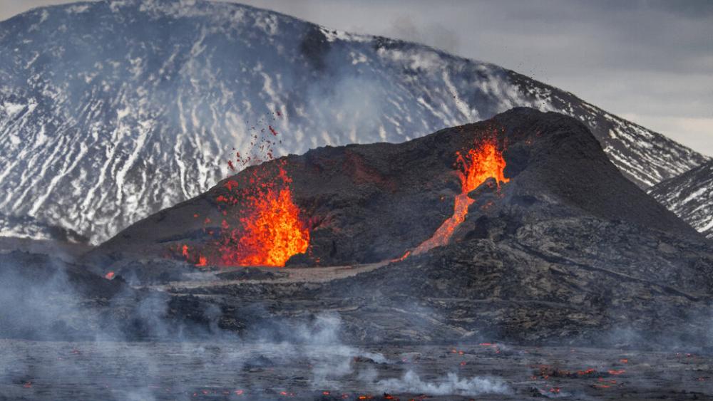 Iceland volcano: Hikers evacuated as lava spews from new fissures