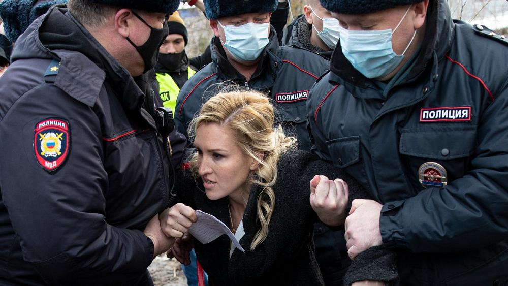 Alexei Navalny: Doctors and supporters of Kremlin critic arrested over prison protest