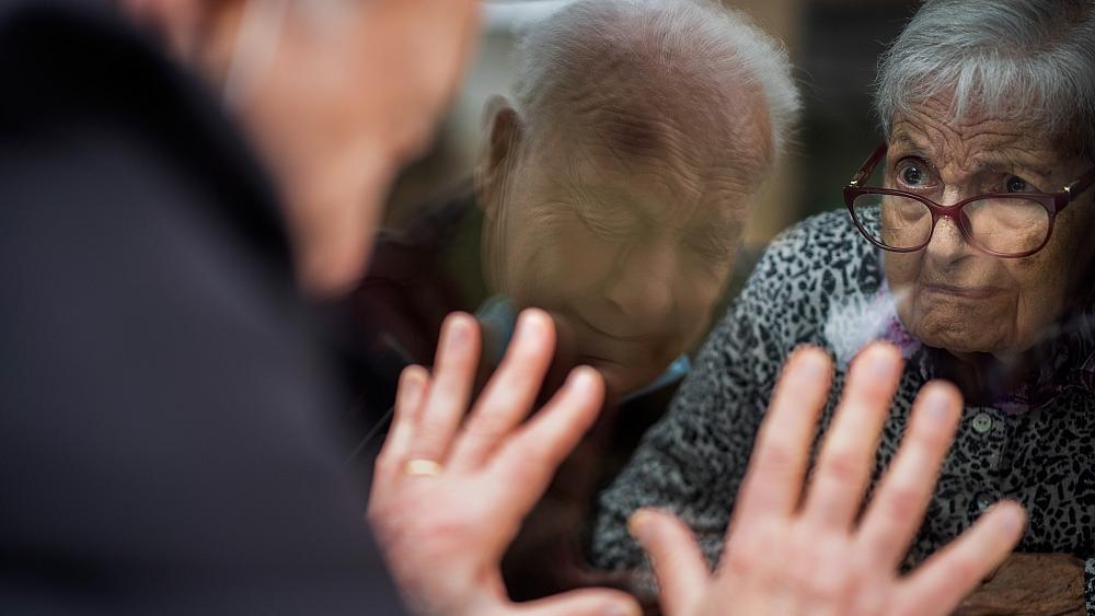 90-year-old man keeps his love alive despite pandemic | In pictures