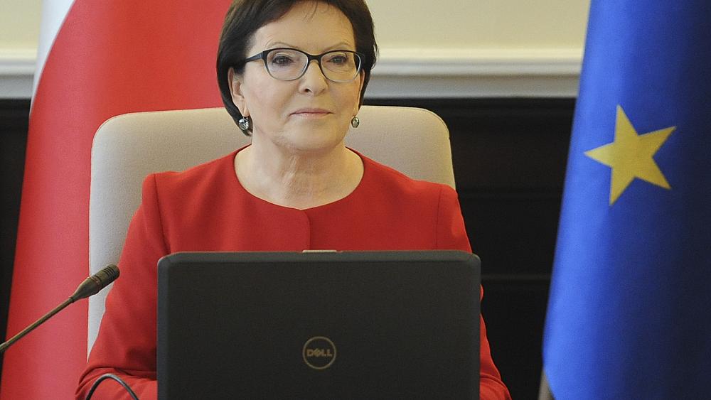 Poland's ex-PM criticised over photos after Smolensk plane crash