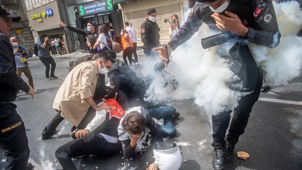 May Day: Turkish police clash with demonstrators in Istanbul