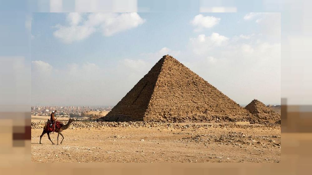 Tourists offered glimpse of rural life near Egypt's pyramids