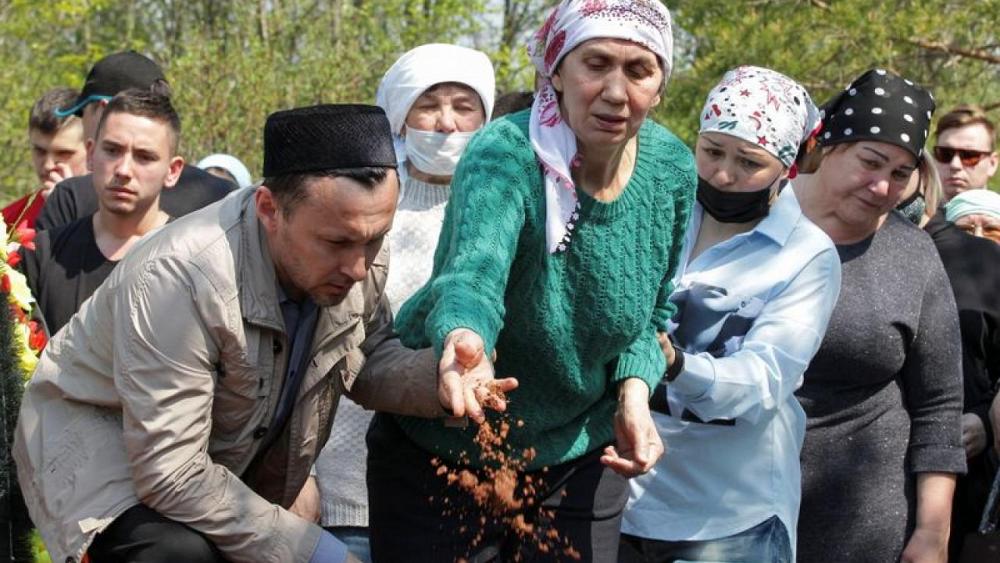 Russians pay tribute to victims of mass shooting at Kazan school