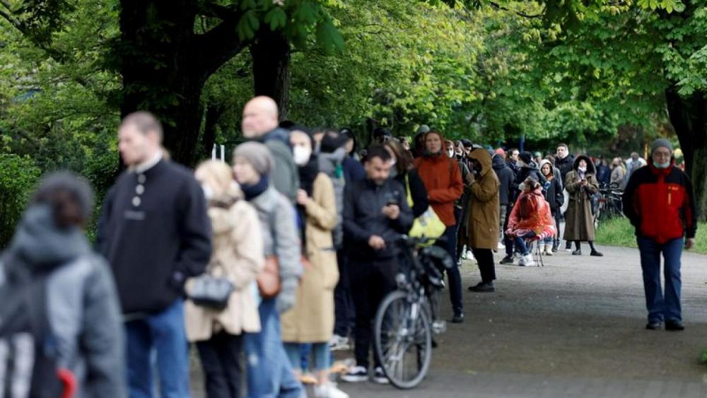 Tip-offs and cold calls: Germans hustle for a COVID-19 shot