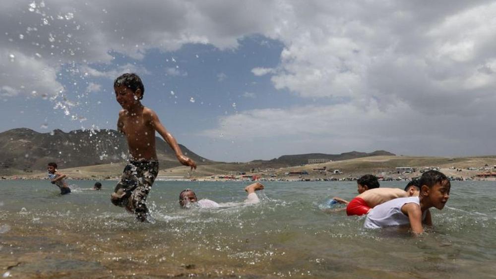 Yemenis find rare leisure time at Sanaa lake