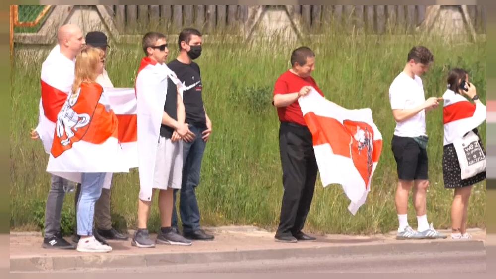 Exiled Belarusians protest at closure of Polish land border