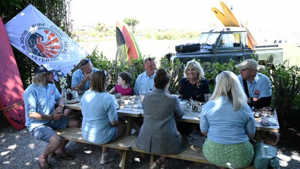 Surfboards and calming waters, U.S. first lady meets UK military veterans