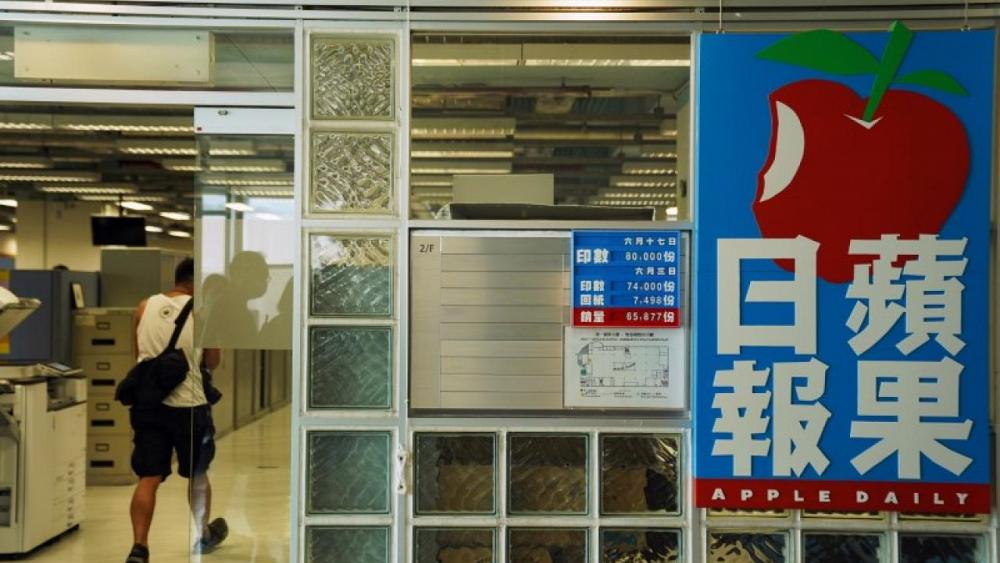 HK democracy supporters snap up Apple Daily copies amid anger at police raid