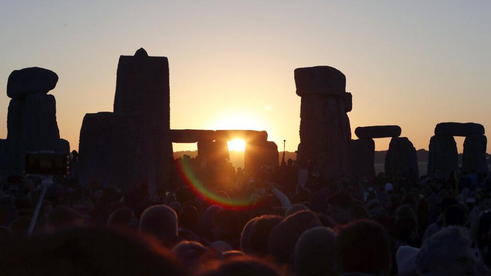 Summer solstice 2021: Rebel druids gather at Stonehenge as Europe marks longest day